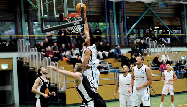 Marco Kayser (am Ball) gelangen 13 Punkte gegen Kirchentellinsfurt.