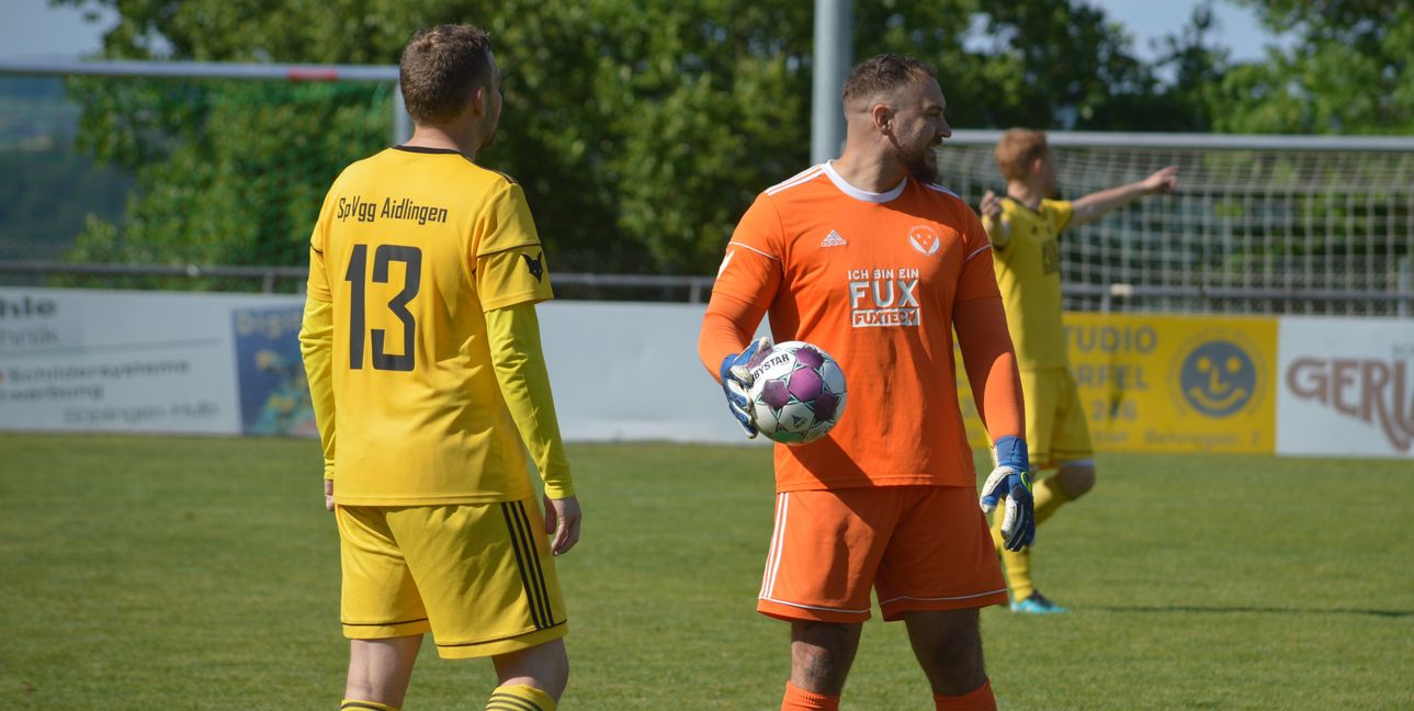 Der plötzliche Tod von Torhüter Dominik Wheeler (rechts) hat die Fußballer der Spvgg Aidlingen aus der Bahn geworfen. Bild:  Zvizdiç