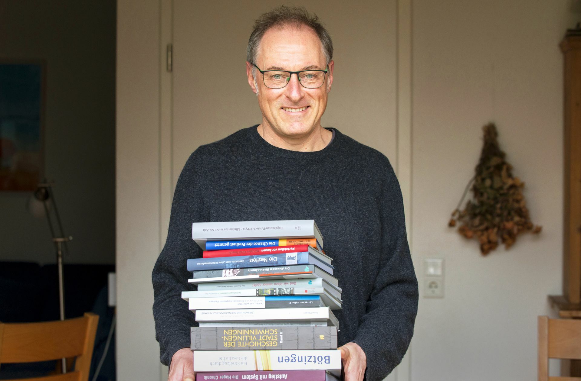 Seine gesammelten Werke kann Robert Neisen fast nicht mehr tragen. Im Laufe der Zeit sind viele Unternehmenschroniken, Sammelbandbeiträge und Monografien zusammengekommen.