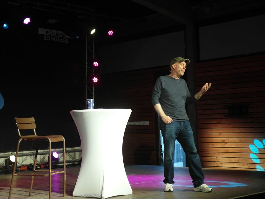 Polit-Kabarettist HG Butzko präsentierte sein Programm „Ach ja“ vor gut 100 Zuschauern beim „Sommer am See“ in der Alten Tüv-Halle Böblingen. Bild: Staber