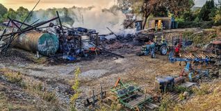 DasFeuer hat die Scheune und alle Geräte komplett vernichtet.