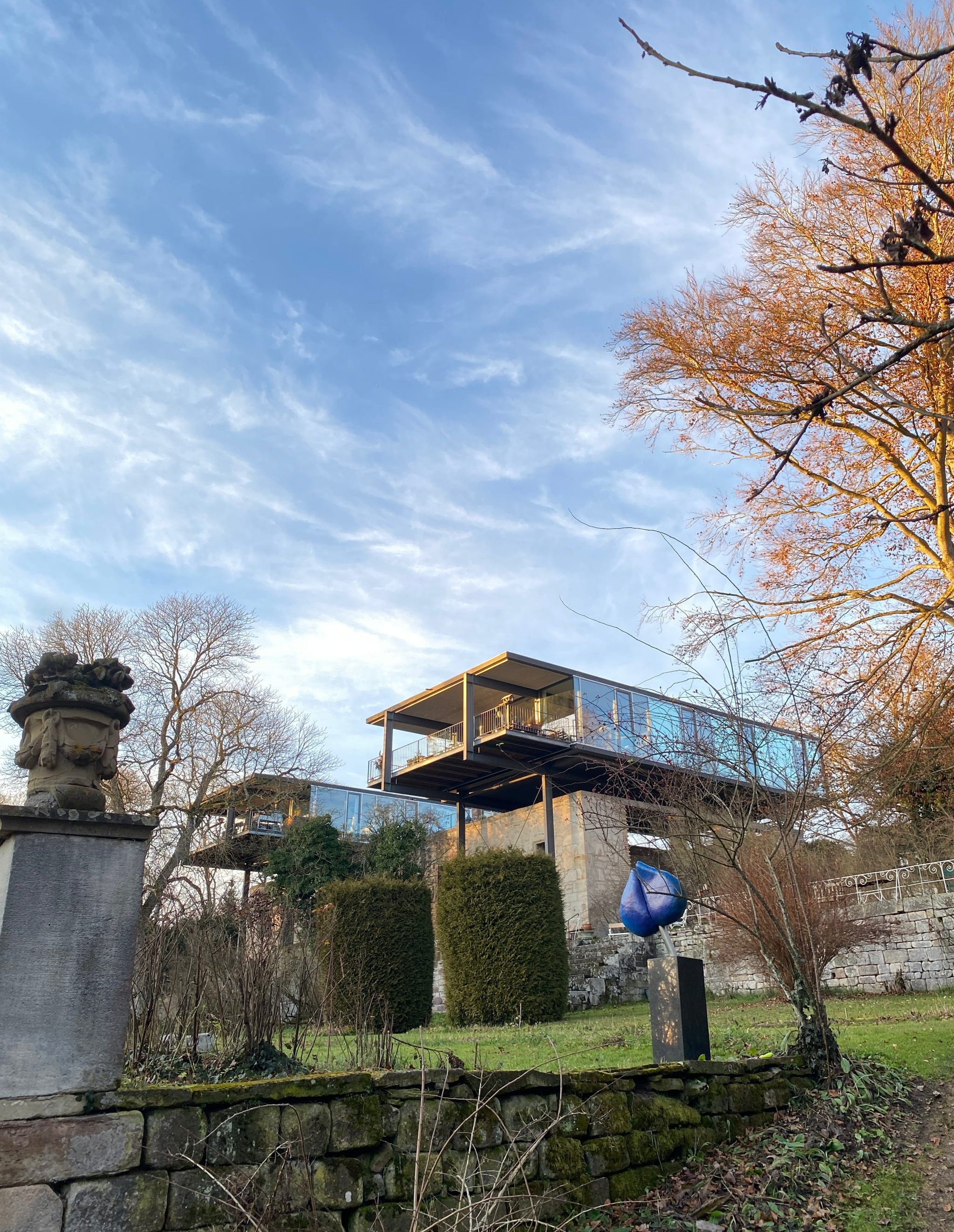 Mit Architekturpreisen bedacht: Die neuen Wohnkuben über den alten Schlossmauern.