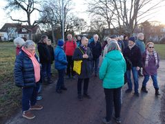 OB Dr. Stefan Belz (Mitte mit gelber Tasche) im Gespräch mit Bürgern auf der Diezenhalde.