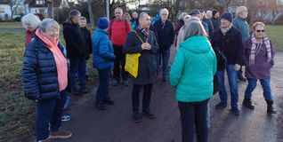 OB Dr. Stefan Belz (Mitte mit gelber Tasche) im Gespräch mit Bürgern auf der Diezenhalde.