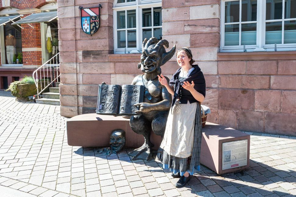 Auch am Denkmal für den Autor Grimmelshausen macht die Schleiferbärbel Station.