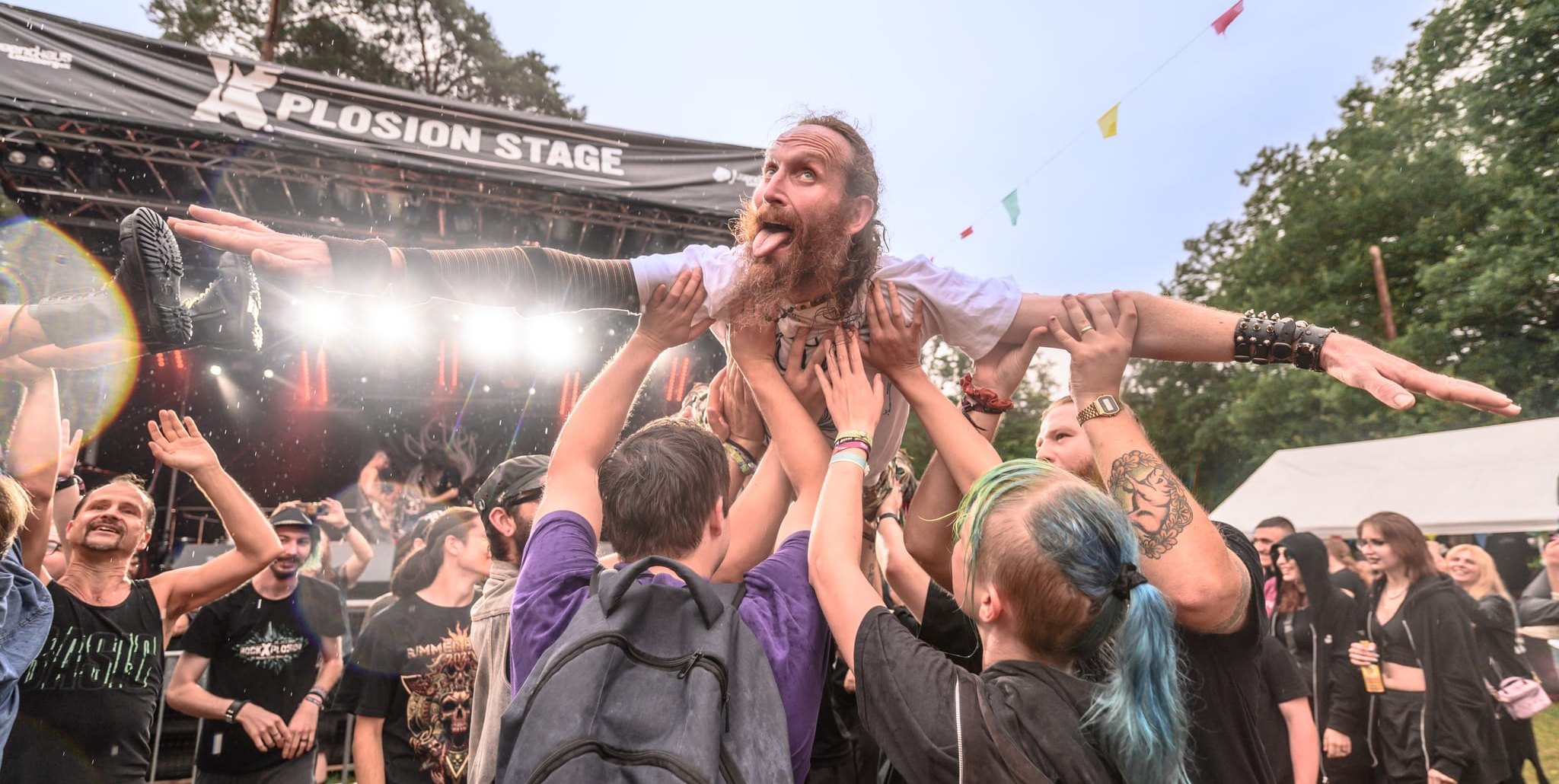 Wilde Musik, wildes Stagediving - sieht immer wilder aus, als es ist.