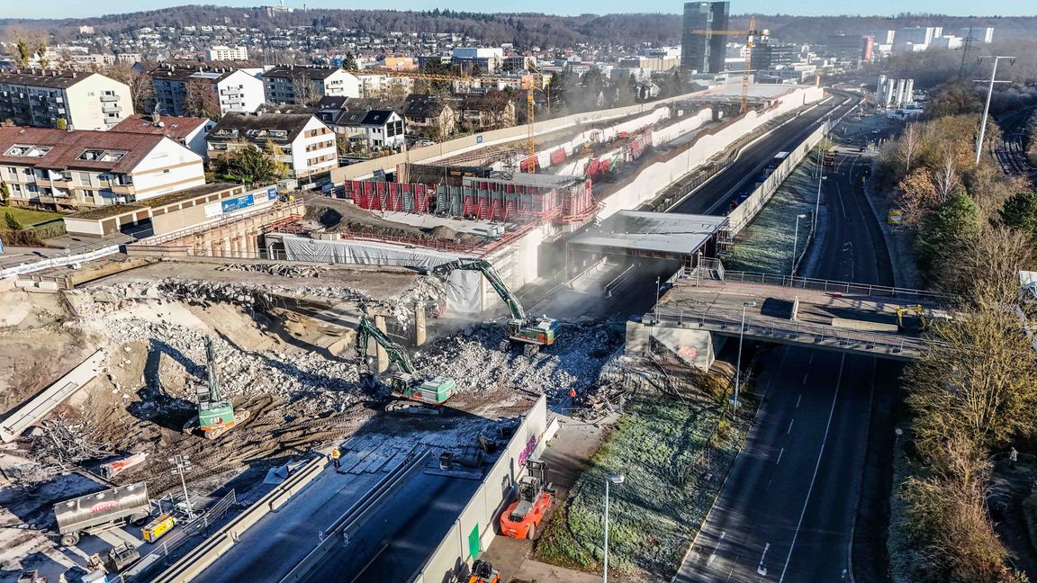 Am ersten Adventswochenende: Bagger zerlegen das Elefantenbrückle, das über die A 81 führte.