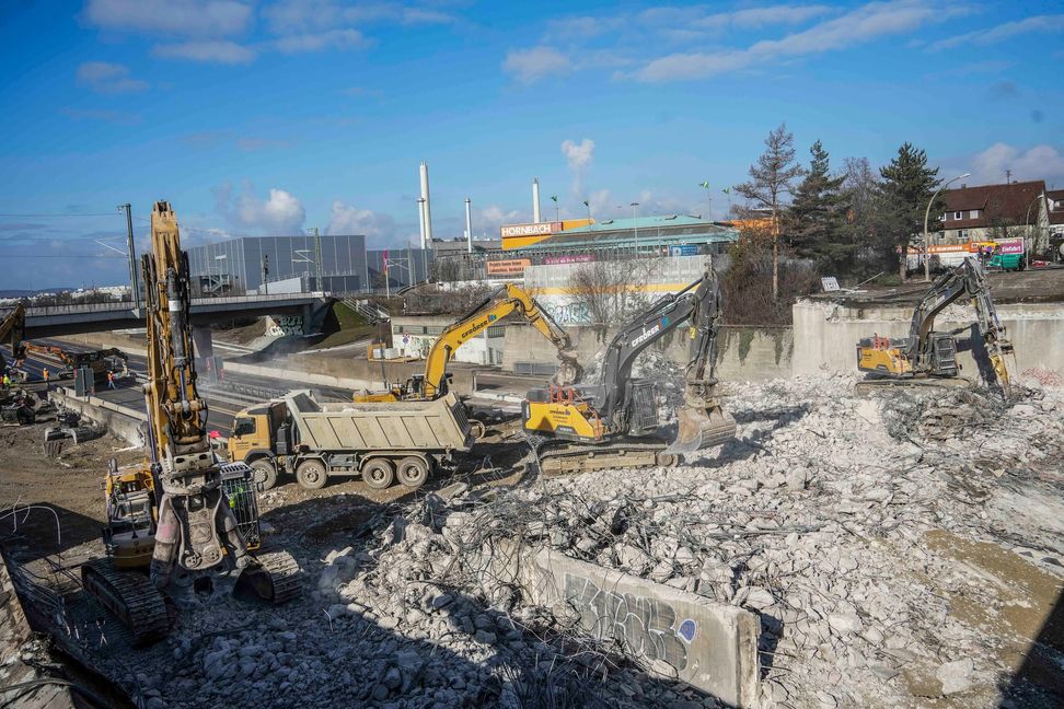 Das war die erste Brücke, die 2024 fiel: Anfang des Jahres hat die alte Brücke in der Sindelfinger/Böblinger Straße das Zeitliche gesegnet.