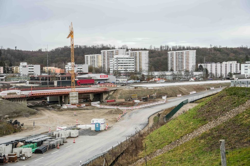 Im Frühjahr 2025 soll die südliche Anschlussstelle Böblingen-Ost  für den Verkehr freigegeben werden. Dann rollen Autofahrer ein Stück auf der neuen Betonfahrbahn der künftigen Richtungsfahrbahn Stuttgart.