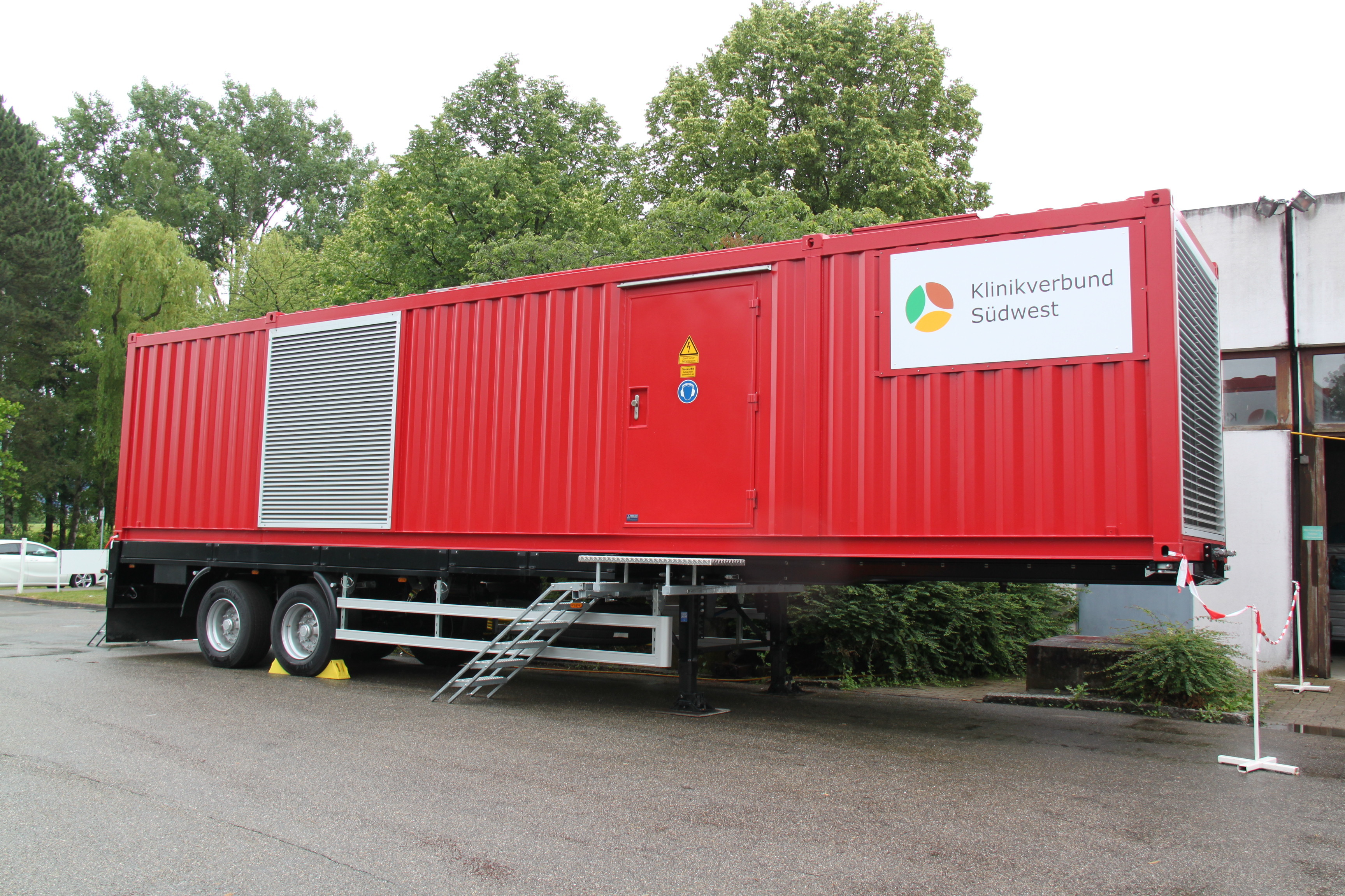 Die Notstorm-Aggregate der Kliniken sind in jeweils in und an den Gebäuden verbaut. Ein Foto gibt es vom fahrbaren Aggregat, das am Versorgungszentrum in Calw bereit steht. Es ist 18 Tonnen schwer und zwölf Meter lang. Der 600-PS-Dieselmotor schafft eine Leistung von 1,2 Megawatt. Die stationären Aggregate sehen diesem sehr ähnlich. (Bild: z)