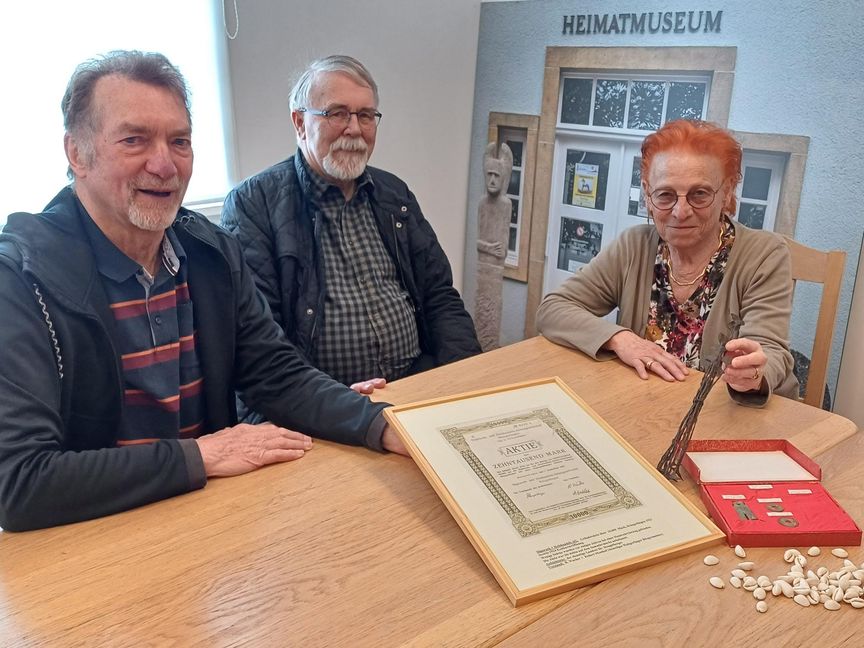 Heinz Lüdemann (von links), Peter Görke und Dr. Erika Mattheiß mit einigen Exponaten.