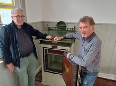 Peter Görke (links) und Heinz Lüdemann vor einem alten Tresor.