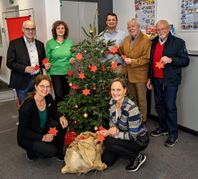 Weihnachtsbaumwunsch-Aktion in Grafenau. Beim Anbringen der Wunschsterne an den Weihnachtsbaum stehend von links Bürgermeister Martin Thüringer, Jutta Klasen und Tim Reinemann von der Kreissparkasse, Jürgen Matthiessen und Wolfgang Schmetzer von der Bürgerstiftung. Vor dem Baum links Kreissparkassen-Filialleiterin Isabella Stocklas und Patricia Wahl von der Bürgerstiftung.