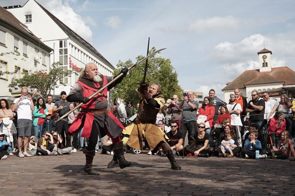 Kampfshows wie von der Fictum-Gruppe, Marktstände und mittelalterliche Klänge lockten letztes Jahr Tausende in die Sindelfinger Innenstadt.