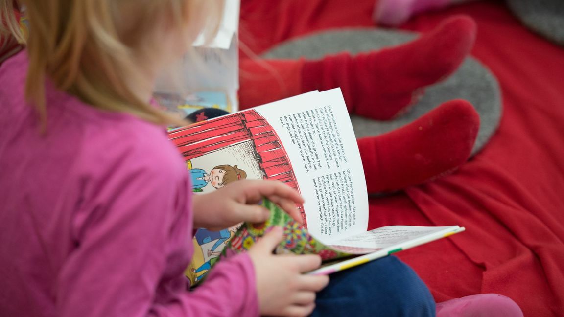 Viele Eltern wünschen sich, dass ihr Kind die Welt der Bücher entdeckt.