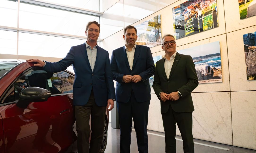 Im Sindelfinger Mercedes-Benz Center of Excellence (von links): Ola Källenius, Lars Klingbeil und Ergun Lümali.