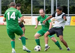 Das Inlusionsteam des SV Deckenpfronn und die Jugendliches des Leonberger Seehauses leiferten sich ein faires Spiel. Bild: Tatjana Vescey