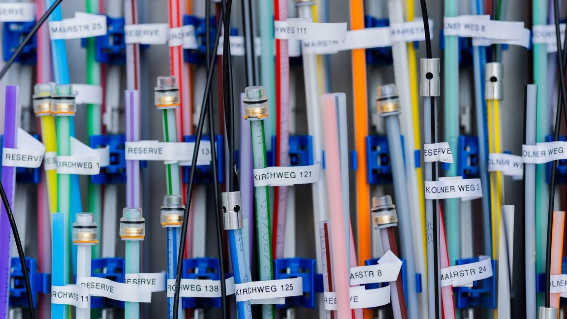 Glasfaserkabel in einem Verteilerkasten - ein Massengeschäft mit Nachfrageschwäche.