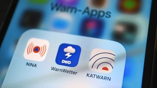 Handynutzer in Deutschland werden künftig auch bei Entwarnungen vom Katastrophenschutz auf ihrem Telefon informiert (Symbolfoto).