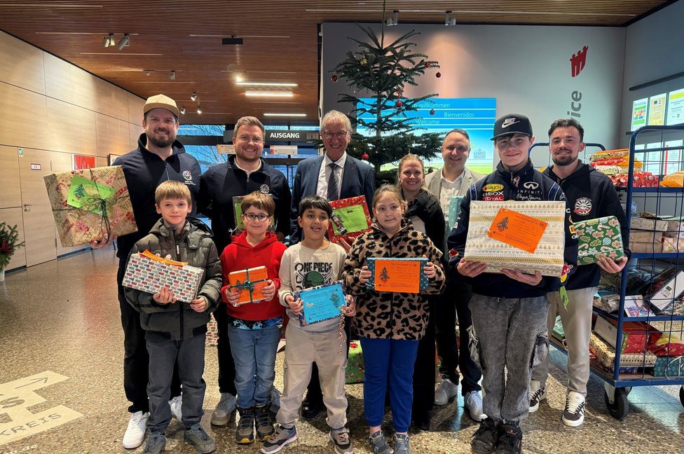 Glückliche Gesichter im Landratsamt (von links): Steffen Ulmer und Robin Zellhöfer (beide RT 129), Landrat Roland Bernhard, Laura Held und Tom Schmidt (beide Mevesta e.V.) und Max von Wallfeld (RT 129) sowie einige Kinder mit ihren Geschenken.
