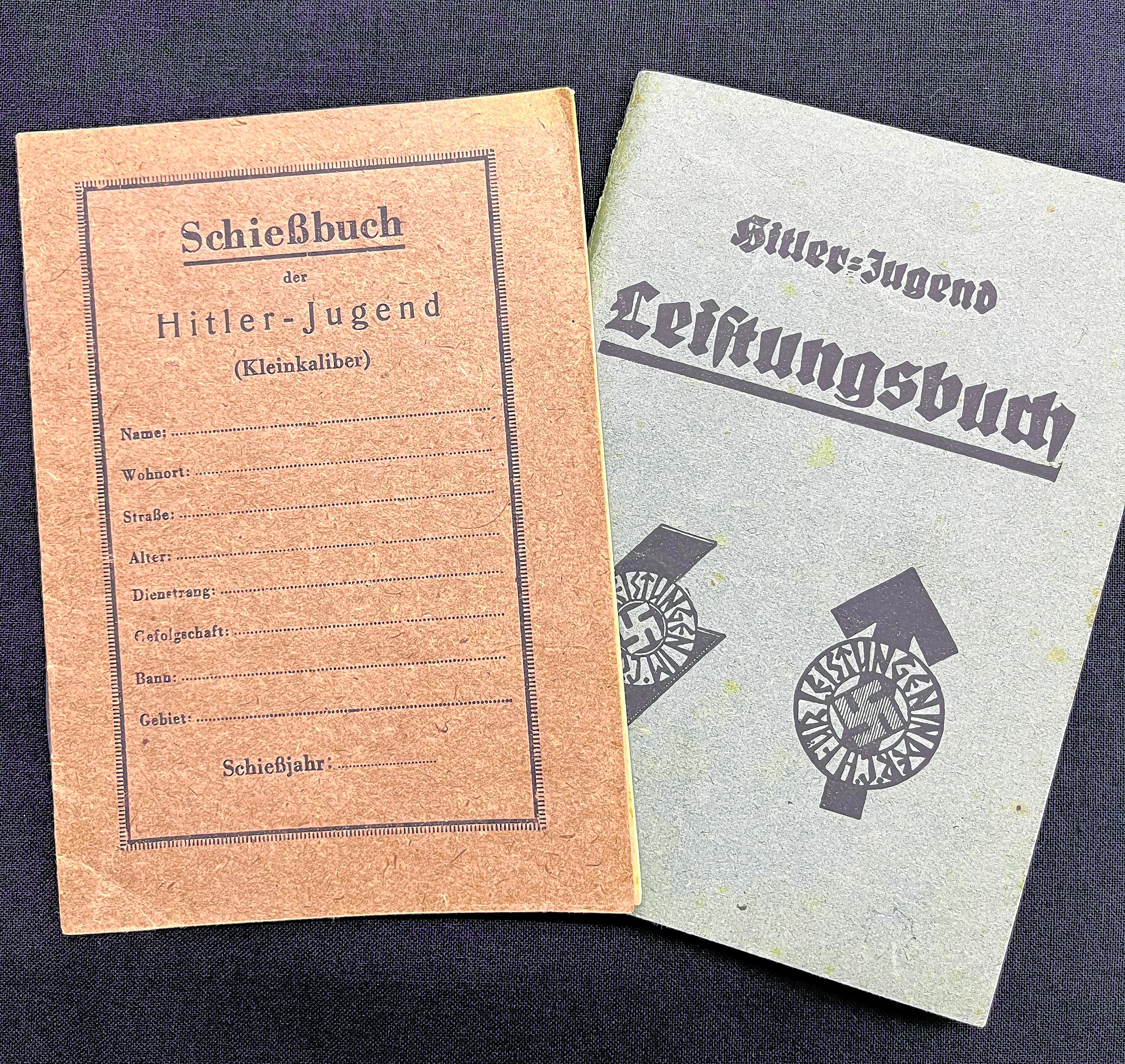 „Leistungsbuch“ und „Schießbuch“ der Hitlerjugend aus dem Bestand des Sindelfinger Stadtmuseums.