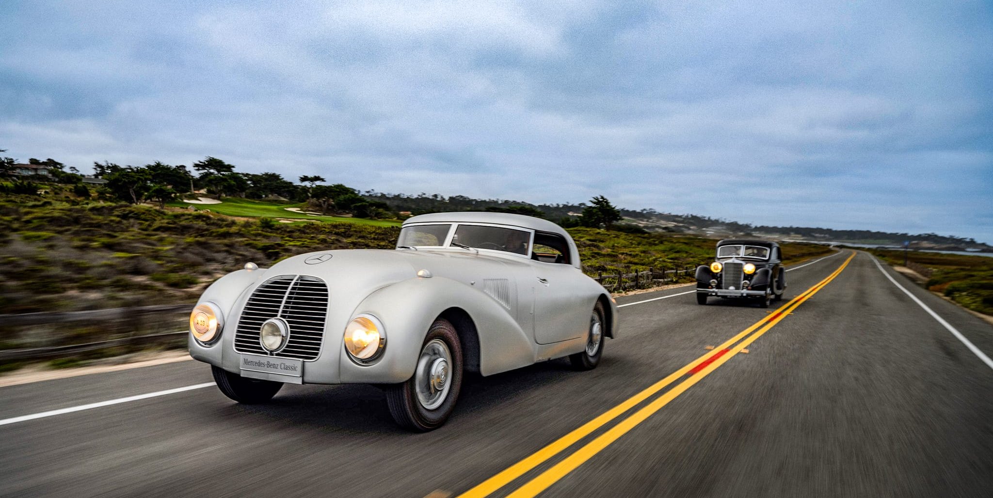 Mercedes-Benz 540 K Stromlinienwagen (W 29, 1938, vorne) und 320 Stromlinienlimousine (W 142, 1938) auf dem 17-Mile-Drive.