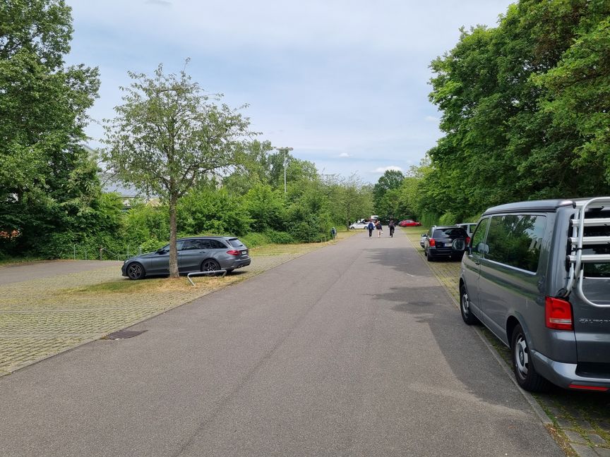 Auf dem Freibad-Parkplatz hinter dem Stadion sollen sechs Ladepunkte errichtet werden. Bild: Hamann