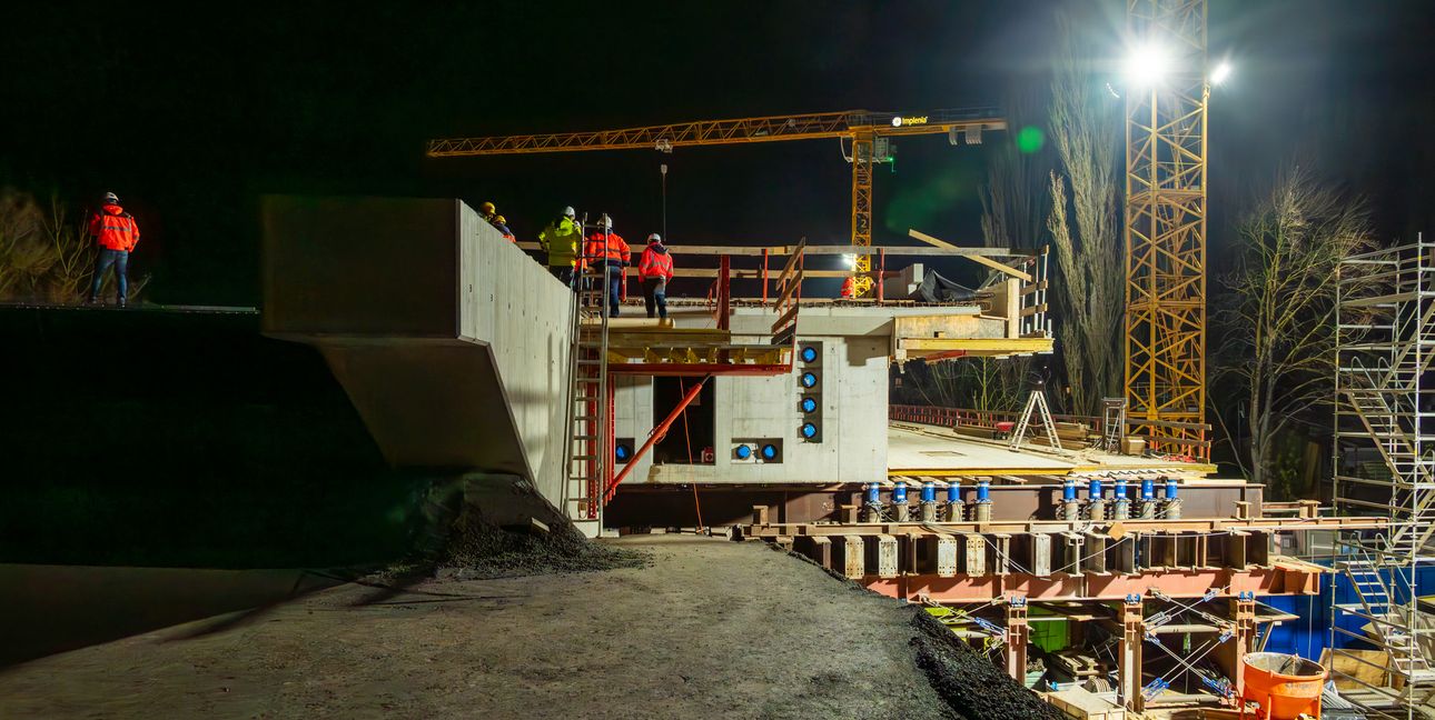 Die Brücke hat bereits den halben Weg an ihren künftigen Standort zurückgelegt. Erkennbar ist es daran, dass ein Teil der blauen Hydraulikstempel bereits leer ist.