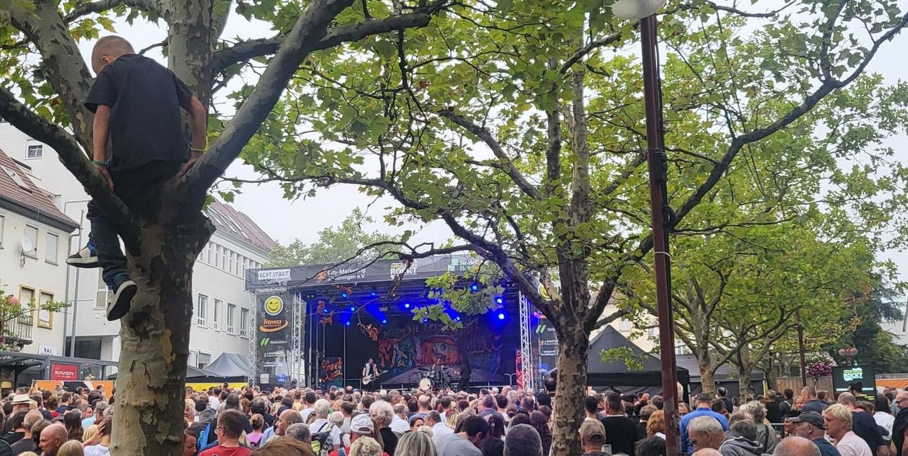 Feierlaune überall: Der Sindelfinger Marktplatz ist bis auf den letzten Platz gefüllt – sogar auf den Bäumen wird mitgefiebert.
