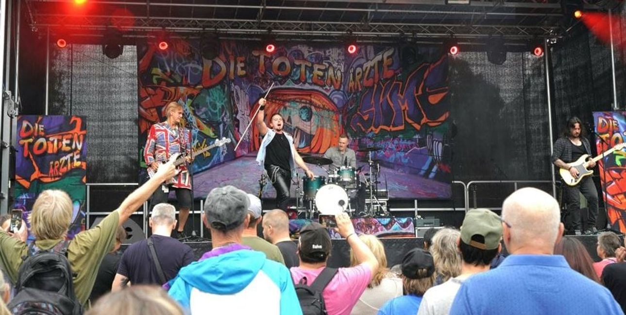 Mit Klassikern von Die Ärzte und Die Toten Hosen heizt die Band den Fans ordentlich ein.