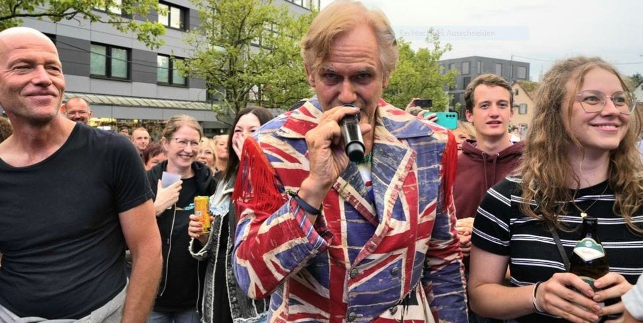 Mitten drin statt nur auf der Bühne: Gründungsmitglied Jey mischt sich während des Auftritts spontan unter das Publikum.