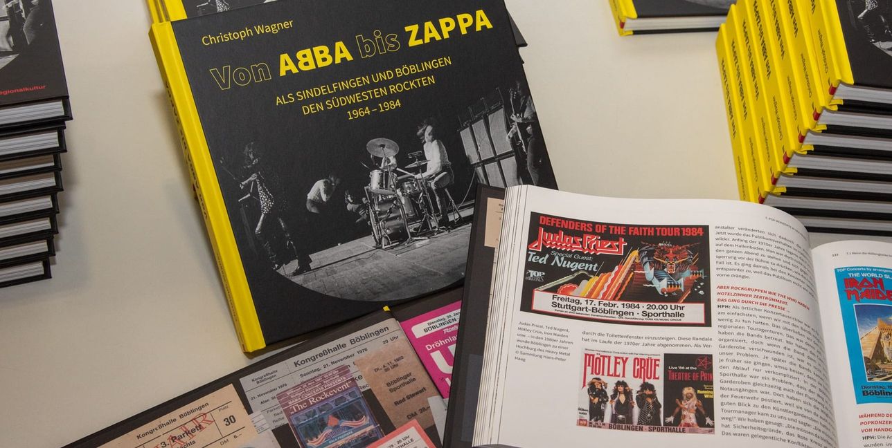 Abbildungen, Konzertplakate und Hintergrundberichte geben einzigartige Einblicke.