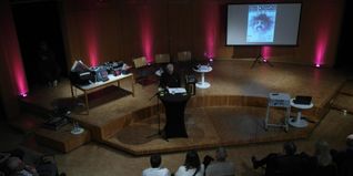Rund 130 Besucher kamen zur Buchvorstellung im Odeon der SMTT Sindelfingen.