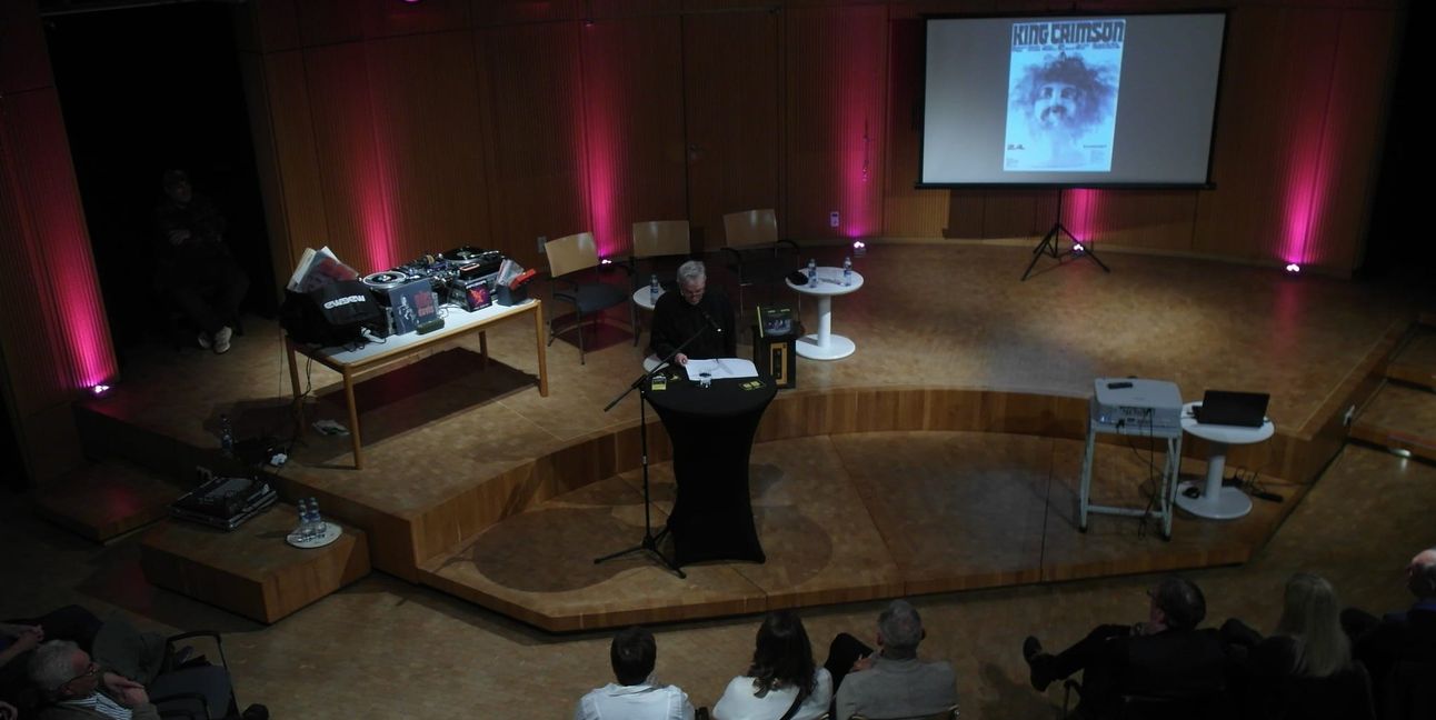 Rund 130 Besucher kamen zur Buchvorstellung im Odeon der SMTT Sindelfingen.
