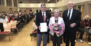 Bürgermeister Erwin Heller (rechts) ehrt beim Neujahrsempfang Edi und Doris Gneist.