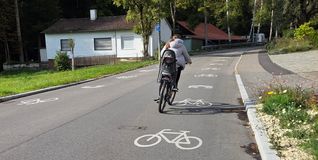Auf der Maichinger Straße in Sindelfingen ist die Hauptradroute R5 deutlich zu erkennen. Die vielen Fahrradpiktogramme sorgen allerdings auch für Kritik.