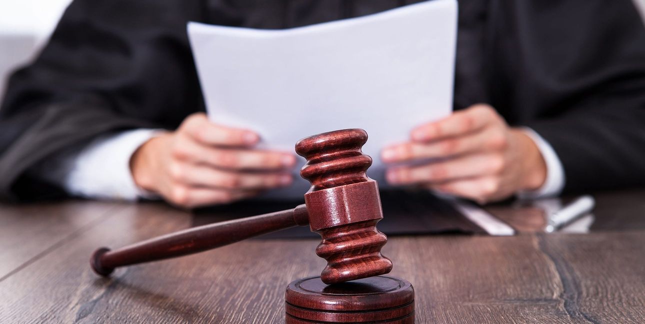Die Staatsanwältin beschuldigte den Angeklagten des gewerbsmäßigen Diebstahls und des Handeltreibens mit Arzneimitteln und forderte eine Haftstrafe.