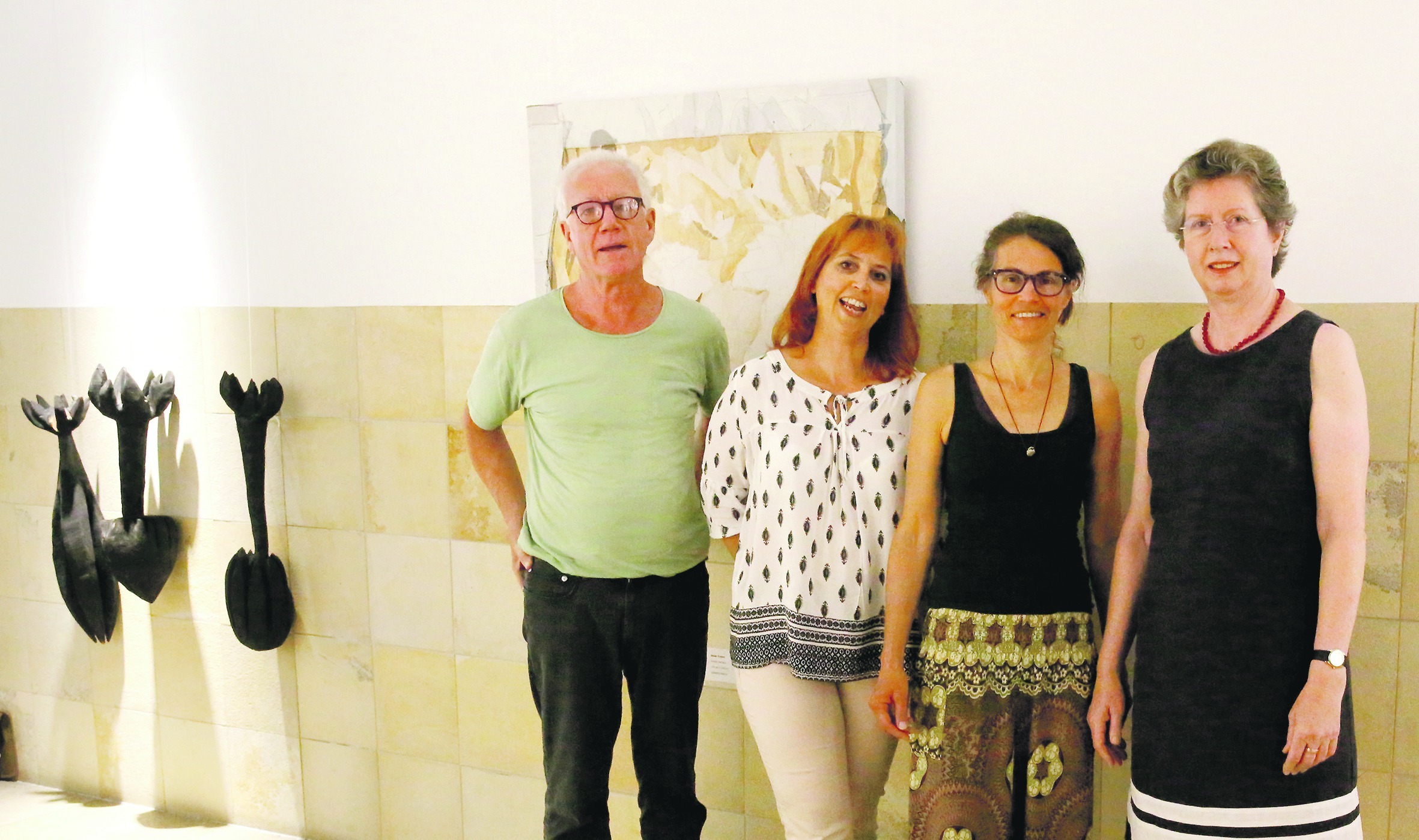 Die ausstellenden Künstler Jo Winter, Berit Erlbacher, Kirsten Hohaus und Sigrun-Ute Oské (von links) bei der Vernissage in der Wildermuth-Kaserne. Bild: z