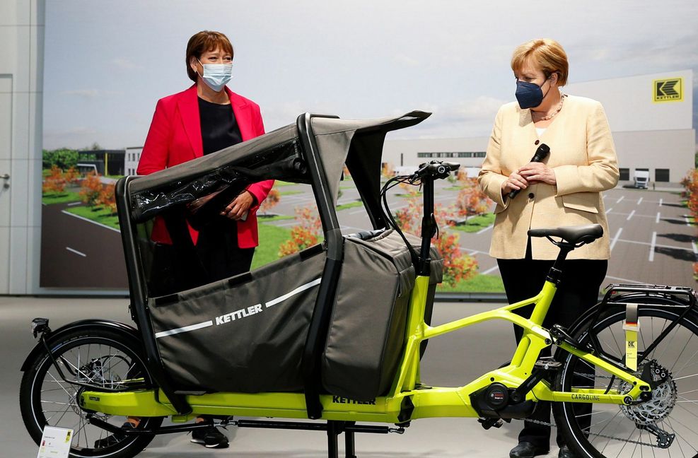 Elektro-Lastenräder sind gefragt. Bundeskanzlerin Angela Merkel (rechts) begutachtete bei ihrem  Messe-Rundgang mit VDA-Präsidentin Hildegard Müller (links) ein Cargo-Bike von Kettler.
 Foto: dpa/Michaela Rehle