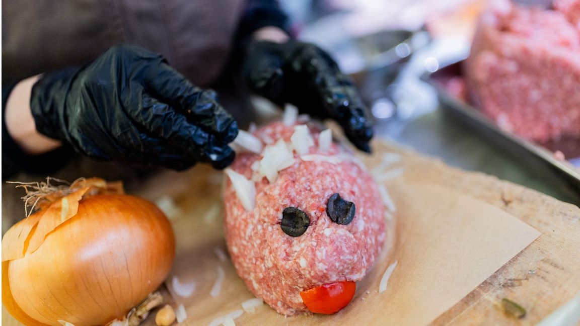 Ein Mettigel wird in der Fleischerei Eckart hergestellt. Die Fleischerei in Lindenthal bietet zu Karneval eine „Mett-Hotline“ an.