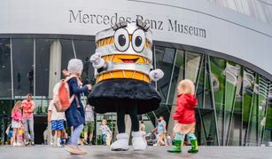 Das Museumsmaskottchen Carlotta mit 
Kindern.