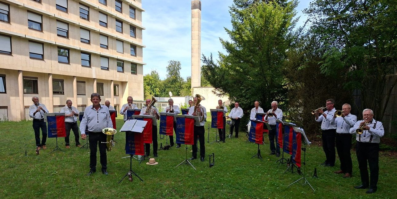 Die Mitglieder der Kapelle beim Konzert am Sindelfinger Krankenhaus. Bild: z
