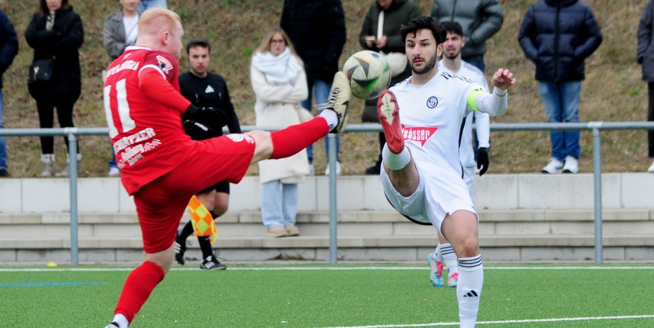 Sindelfingens Gianluca Gamuzza (rechts) hat seine Gelb-Rot-Sperre abgesessen und steht gegen Bernhausen wieder zur Verfügung.