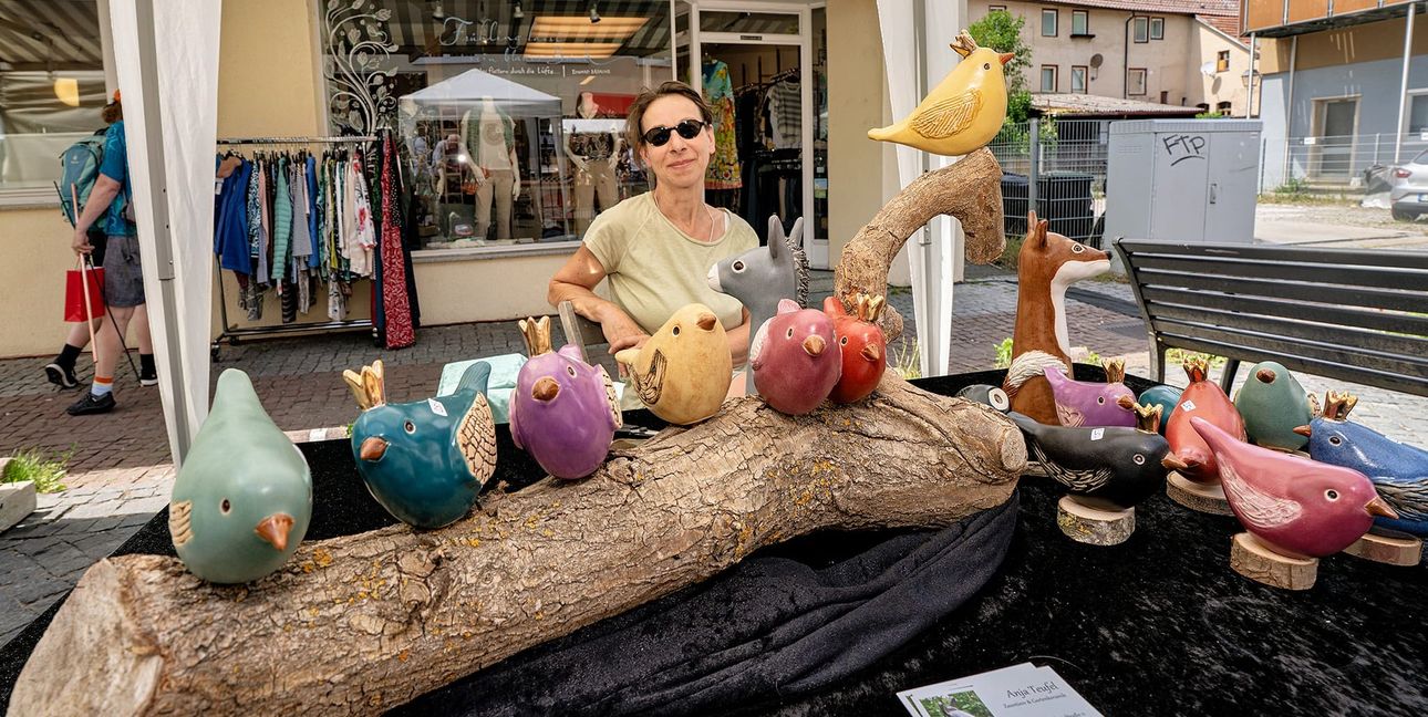 Bunte Vögel aus Keramik sind ein Hingucker.