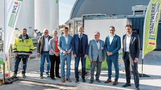 Strahlende Gesichter bei der Einweihung der Methanisierungsanlage  (von links): Dionisis Papoutsogiannopoulos (Stadtwerke, Leiter der Anlage), Dr. Karl Peter Hoffmann (Geschäftsführer Stadtwerke Sindelfingen), Wiebke Höfer (neue Geschäftsführerin Bioabfallverwertung Leonberg), Sindelfingens Oberbürgermeister Markus Kleemann, Landrat Roland Bernhard, Wolfgang Bagin (bisheriger Geschäftsführer Bioabfallverwertung Leonberg), Dr. Andre Baumann (Parlamentarischer Staatssekretär im Umweltministerium) und Martin Wuttke (Erster Werkleiter AWB Böblingen).