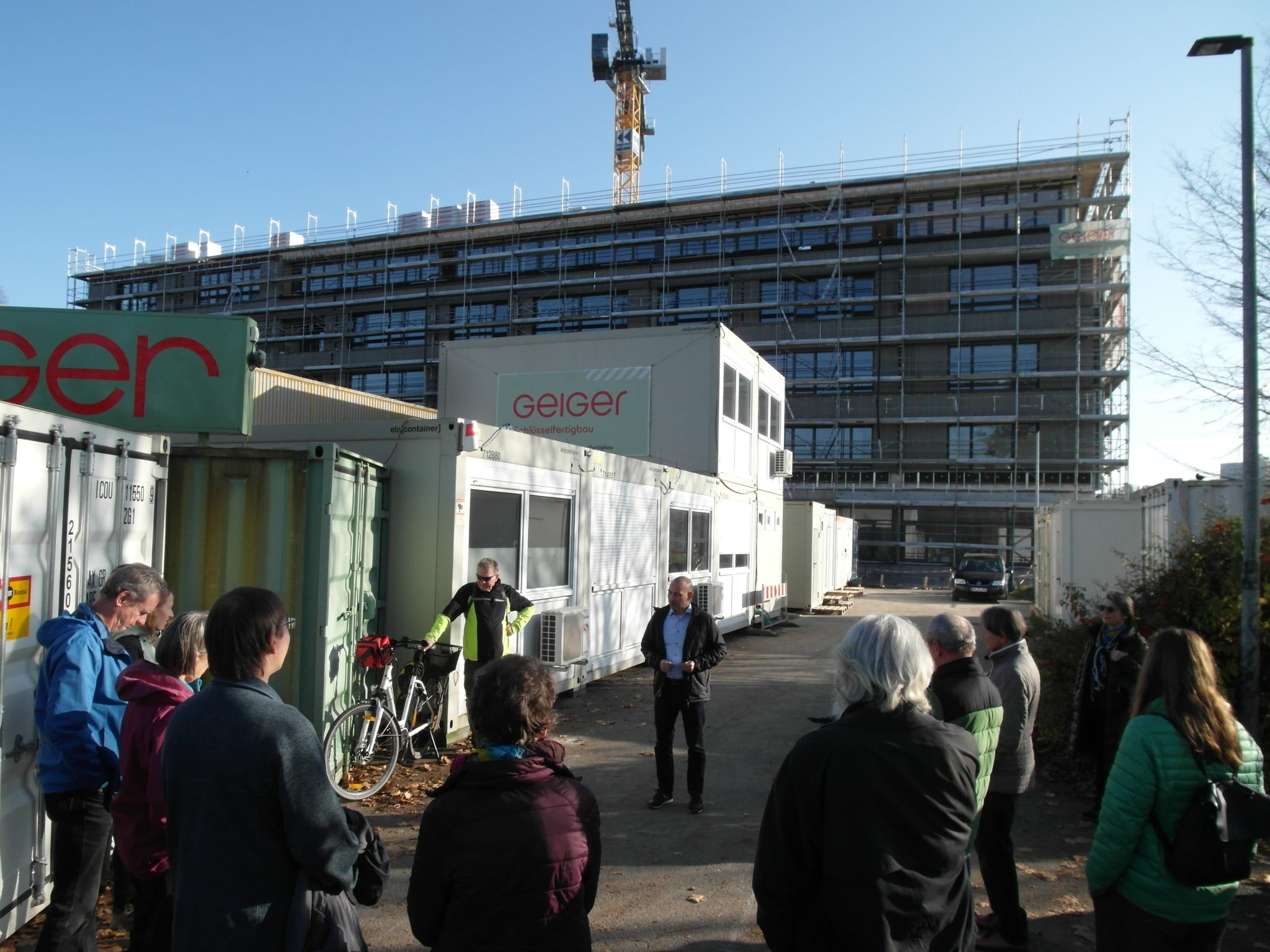 Oberbürgermeister Dr. Stefan Belz beim Baustellen-Rundgang am Stockbrünnele.
