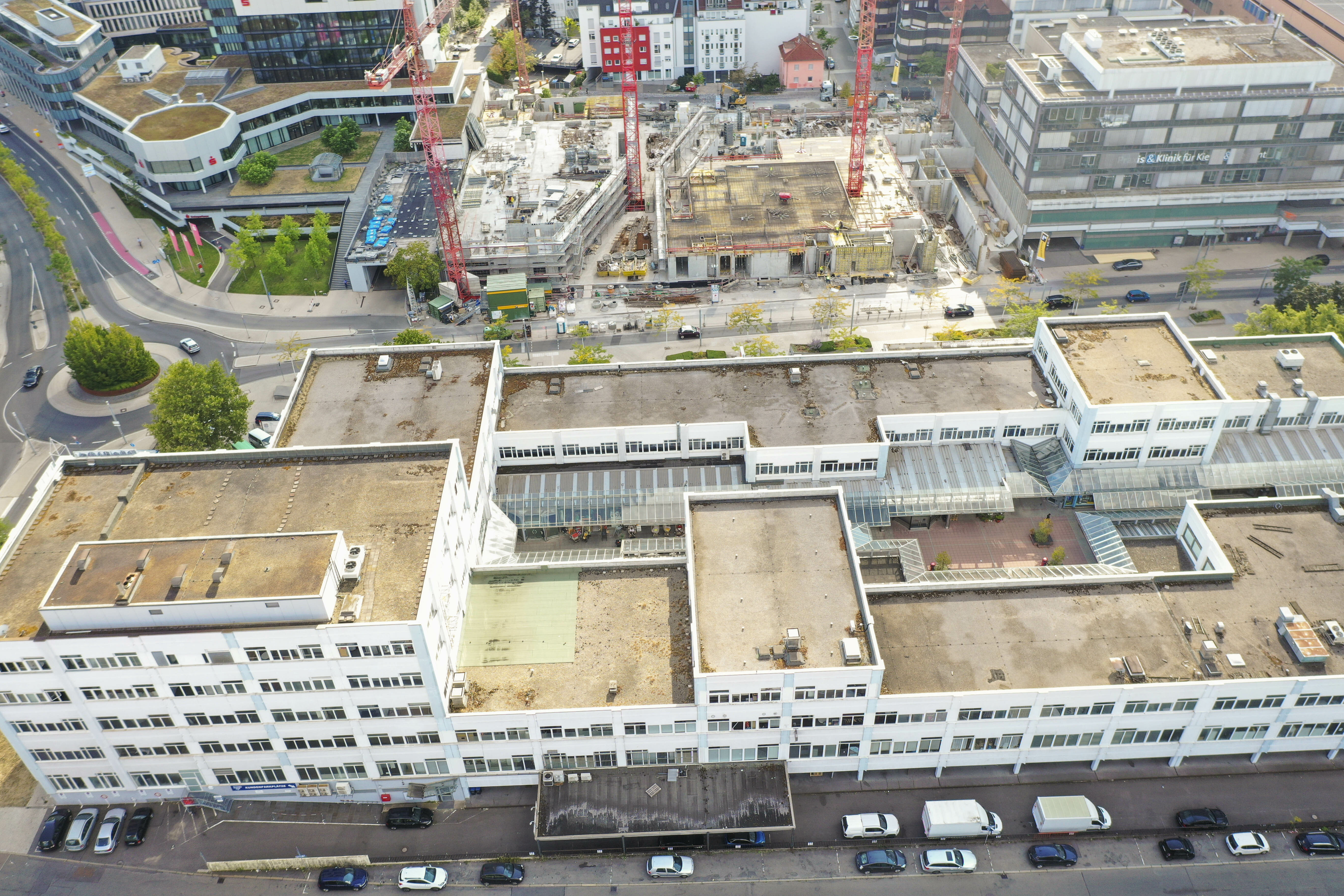 Die Neubebauung des ehemaligen City Center-Areals, das jetzt „Pulse“ heißt (oben), schreitet aktuell schneller voran als geplant. Wenn alles glatt läuft, könnten 2024 die Abrissarbeiten am Einkaufszentrum (unten) starten. Bild: Dettenmeyer