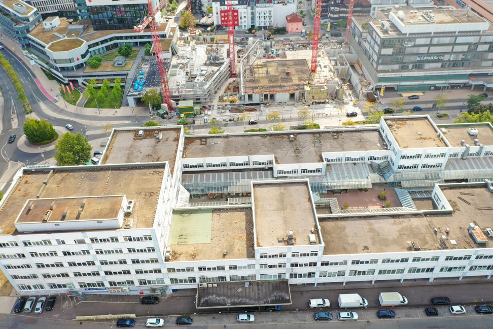 Die Neubebauung des ehemaligen City Center-Areals, das jetzt „Pulse“ heißt (oben), schreitet aktuell schneller voran als geplant. Wenn alles glatt läuft, könnten 2024 die Abrissarbeiten am Einkaufszentrum (unten) starten. Bild: Dettenmeyer