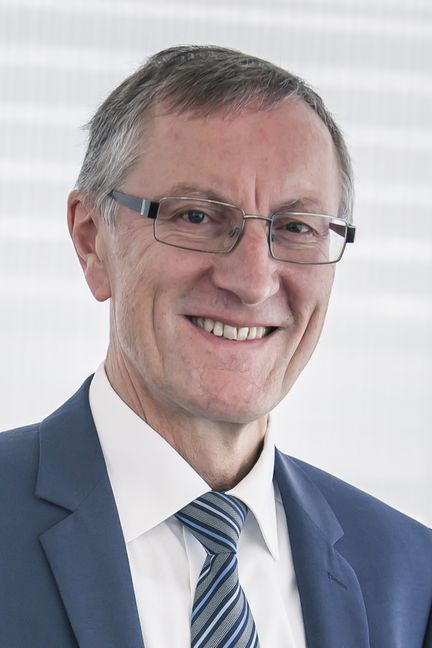 Landrat Roland Bernhard tauscht am Sonntag Anzug und Krawatte mit dem Rad-Dress. Bild: z