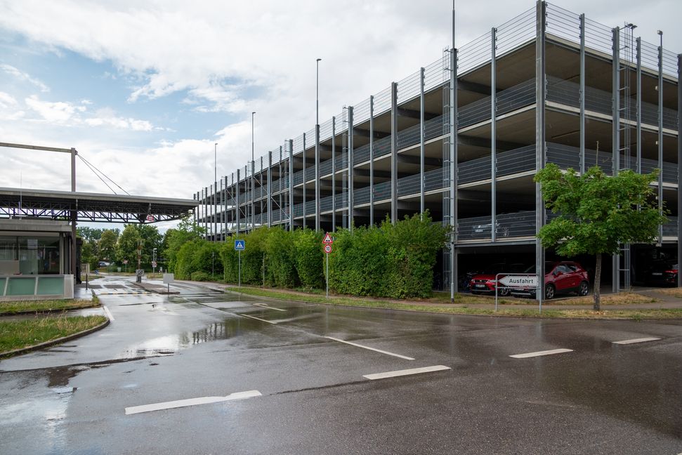 Nach den Plänen des Siegerentwurfs bleibt das bisherige Parkhaus bestehen und soll zu einem autoarmen Quartier beitragen.    Bild: Nüßle